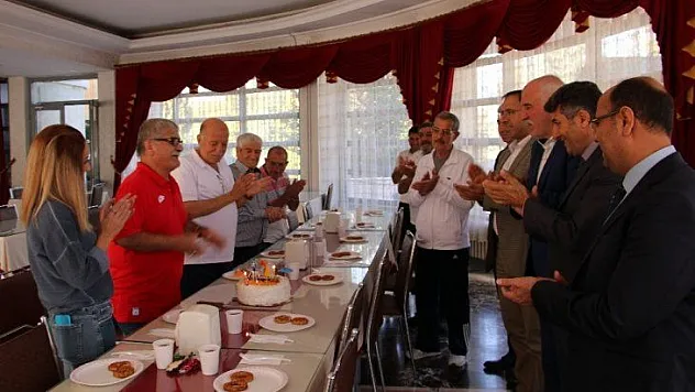 Huzurevi'nde sürpriz doğum günü