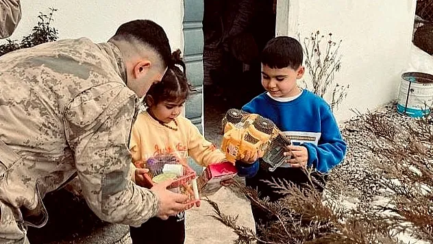 Jandarma çocukları mutlu etmeye devam ediyor
