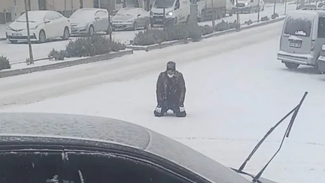 Kar yağışını görünce secde etti