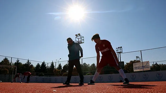Karanlık dünyasını futbolla aydınlattı