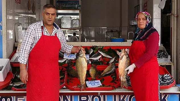 Karı koca sırt sırta verip birlikte mesai yapıyor