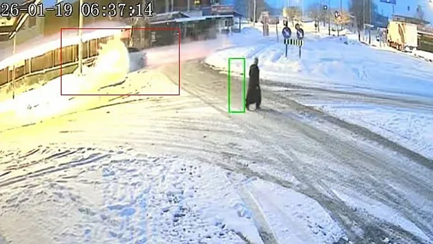 Kontrolden çıkan araç refüje çıktı