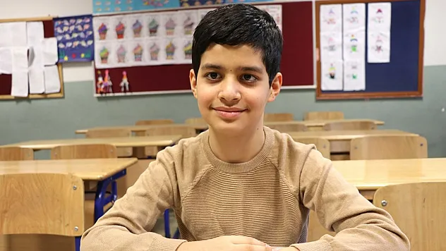 Küçük Taha ilk karne sevincini yaşadı