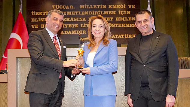 Milletvekili Erol, 'Yılın En İyi Siyasetçisi' ödülünü aldı