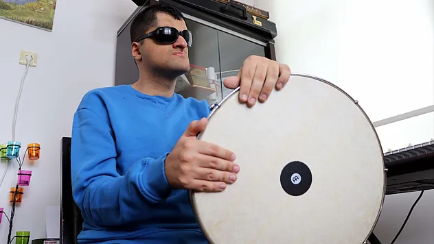 Müzik karanlık dünyasını aydınlattı