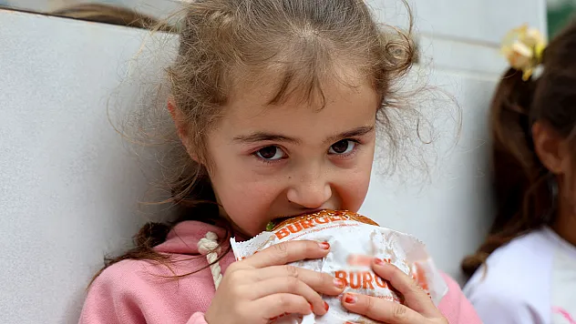 Öğrencilere hamburger keyfi