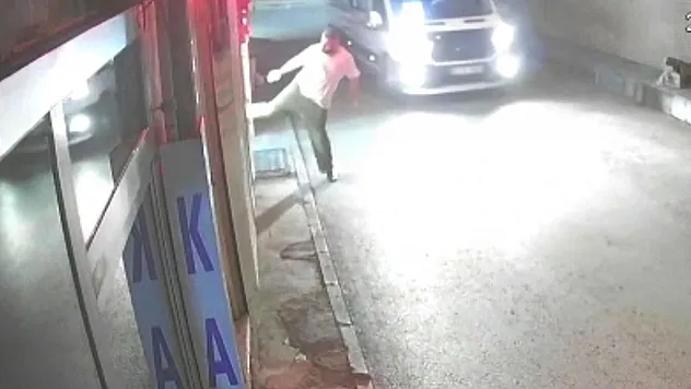 Önüne gelen dükkanın camına tekme ve yumruk attı