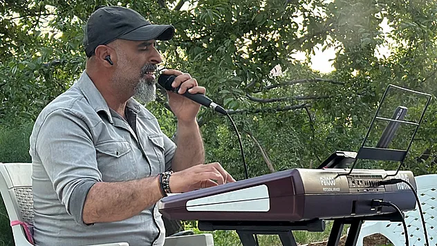 Piyanist muhtar, şarkıları artık köyündekiler için seslendiriyor