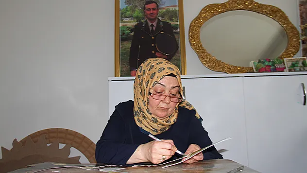 Şehit oğlu için rölyef sanatına başladı