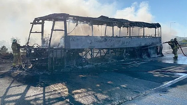 Seyir halindeki yolcu otobüsü alev alev yandı