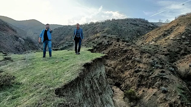 Su kanalındaki kayma ve yarıklar dikkat çekiyor
