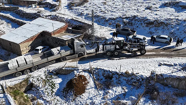 Tır yolda mahsur kaldı