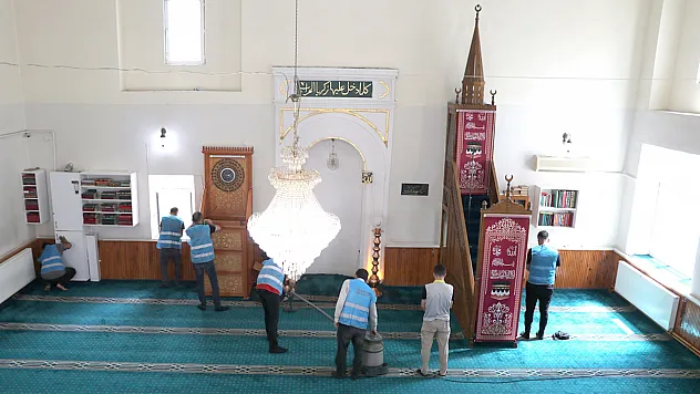 Yükümlülerden bayram öncesi cami ve mezarlık temizliği