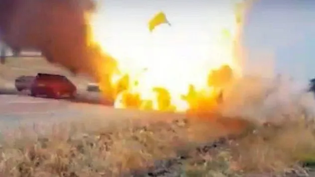 Alev alan LPG'li araç bomba gibi patladı