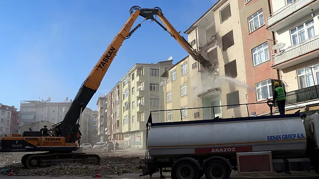 Elazığ'da ağır hasarlı binaların yüzde 87'sinin yıkımı tamamlandı