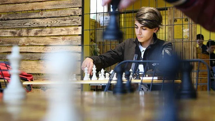 16 yaşındaki Onur, hayata adımlarını satrançla atıyor