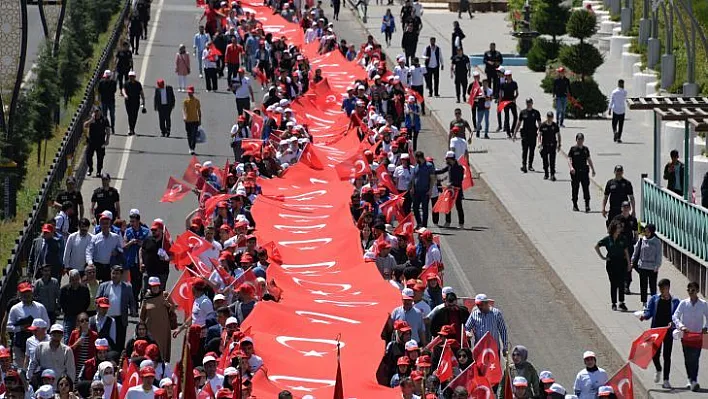 200 metrelik Türk bayrağıyla yürüdüler