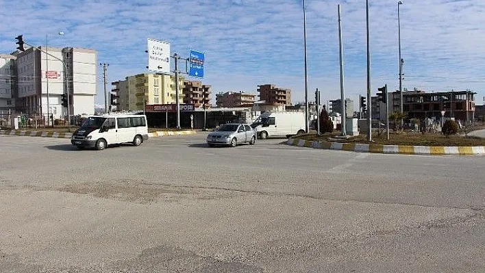 Çalışmayan trafik ışıkları sürücülere zor anlar yaşatıyor
