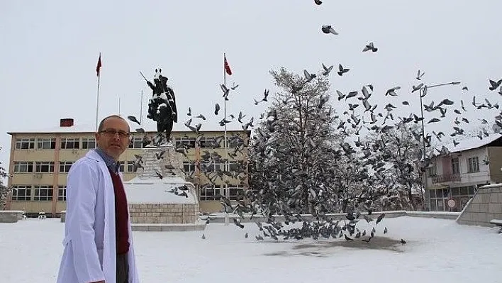 Güvercinleri hayırsever esnaf doyuruyor
