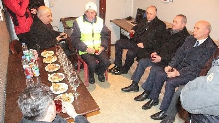 Validen eksi 25 derece soğukta nöbet tutan polislere tatlı
