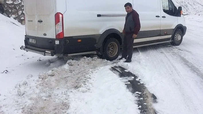 Yoğun kar yağışı sürücülere zor anlar yaşattı
