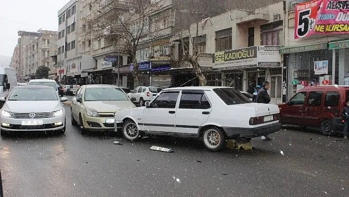 Zincirleme kazada maddi hasar meydana geldi
