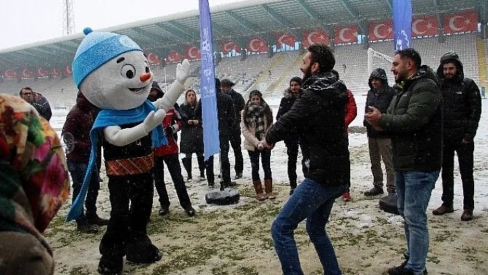 EYOF ekibi ilk pastayı kar altında kesti
