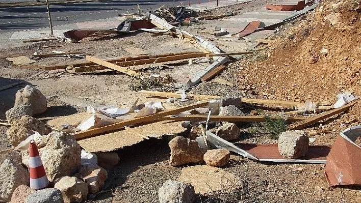 Kahramanmaraş'ta rüzgar çatıları uçurdu, ağaçları kökünden söktü
