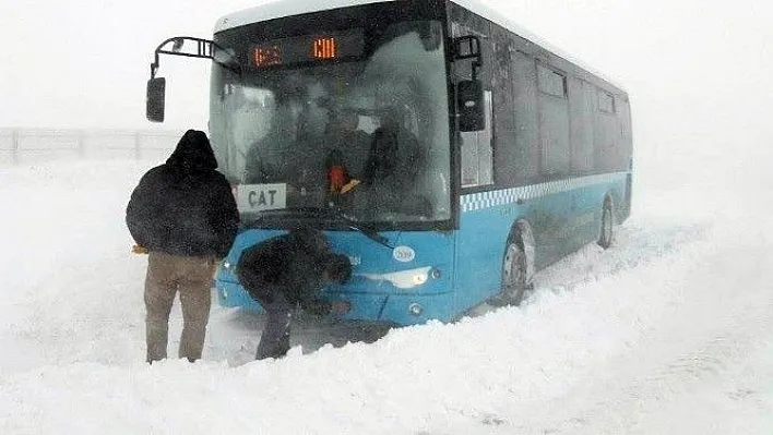 Kar ve tipide yolcular mahsur kaldı, hastalar snowtracklarla kurtarıldı
