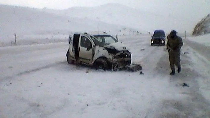 Tır ile otomobil çarpıştı: 1 ölü, 2 yaralı