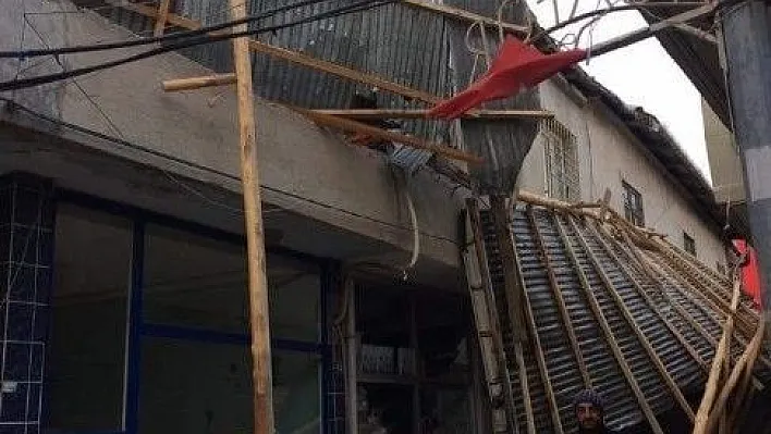 Fırtına çatıları uçurdu