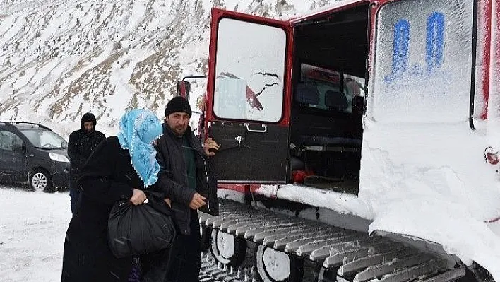 Erzurum'da kar ve tipi hayatı adeta felç etti
