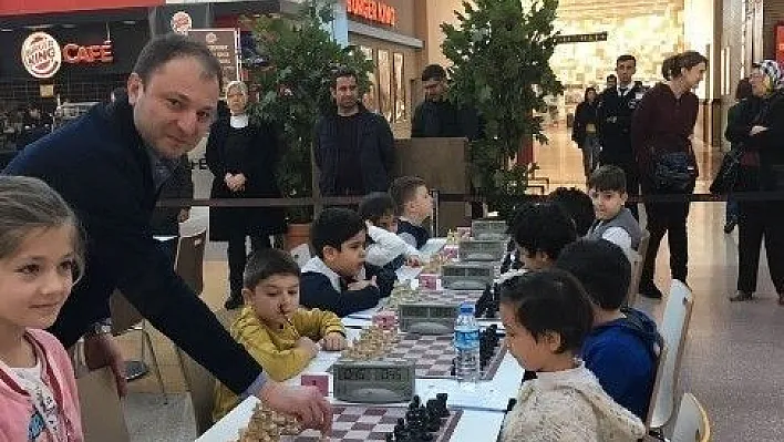 Piazza'da 4. Geleneksel Satranç Turnuvası başladı
