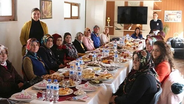 Polis eşleri yemekte bir araya geldi
