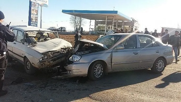 Adıyaman'da 3 otomobil çarpıştı:  2 Yaralı
