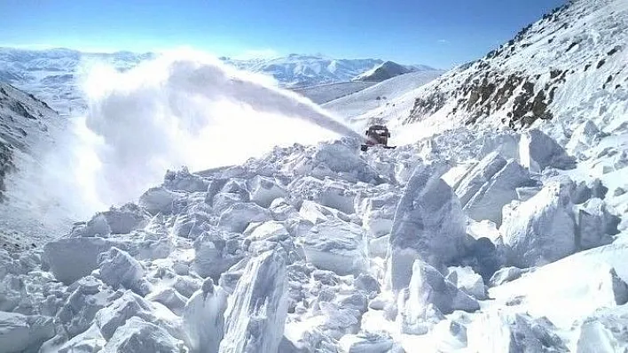 Aşkale'de çığ düşen yol ulaşıma kapandı

