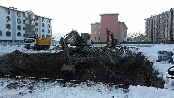 Eksi 30 derecede okul inşaatının temelini attılar
