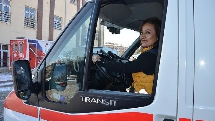 Kadın ambulans sürücüsünün eğitiminden geçiyorlar