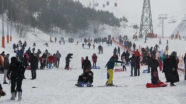 Sömestr son gününde çocuklar Palandöken'de karın tadını çıkardı
