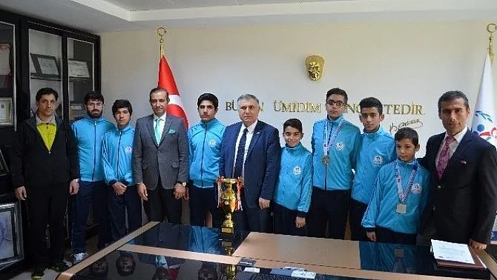 Atıcılık sporcuları Müdürü Bağcı'yı ziyaret etti
