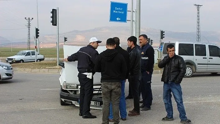 Hafif ticari araçla otomobil çarpıştı: 1 yaralı
