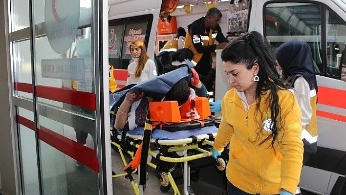 Otomobil şarampole yuvarlandı: 2 yaralı
