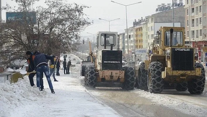 Tunceli Belediyesi karla mücadele çalışmalarını sürdürüyor
