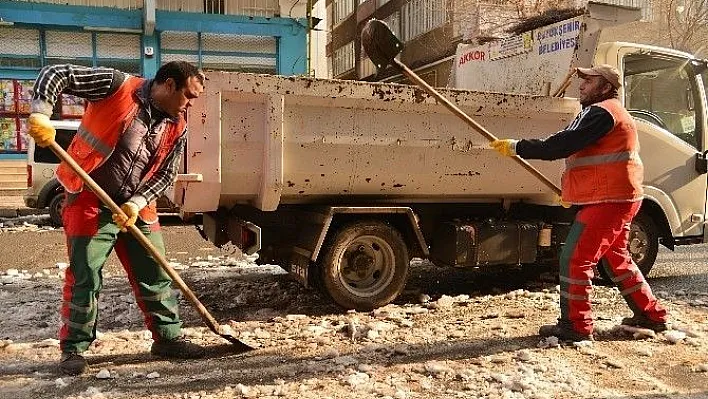 Büyükşehir Belediyesi ekiplerinden buz temizleme seferberliği
