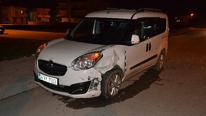 İki hafif ticari araç çarpıştı: 1 yaralı
