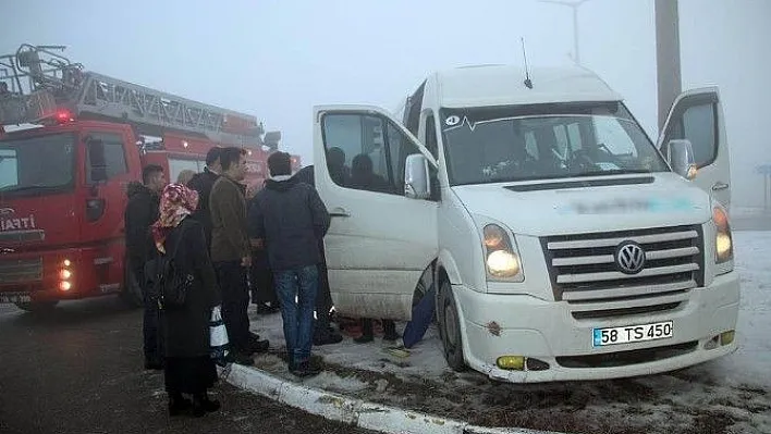 Öğretmen ve Öğrencileri Taşıyan Servis Tır İle Çarpıştı: 19 Yaralı
