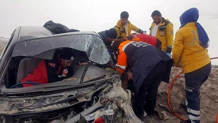 Araçta sıkışan sürücüyü AFAD ekipleri kurtardı
