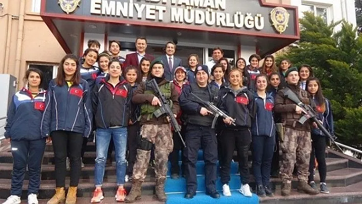 Bayan futbol takımından Emniyet Müdürü Alper'e ziyaret
