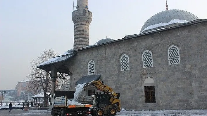 Erzurum'da şadırvanlar buz tuttu

