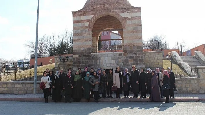 AK Parti Hakkari Kadın Kolları Üyeleri, Battalgazi'yi gezdi
